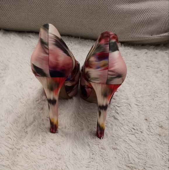 GUESS Ette Pastel Watercolor Coquette Girl platform heels - Picture 5 of 6